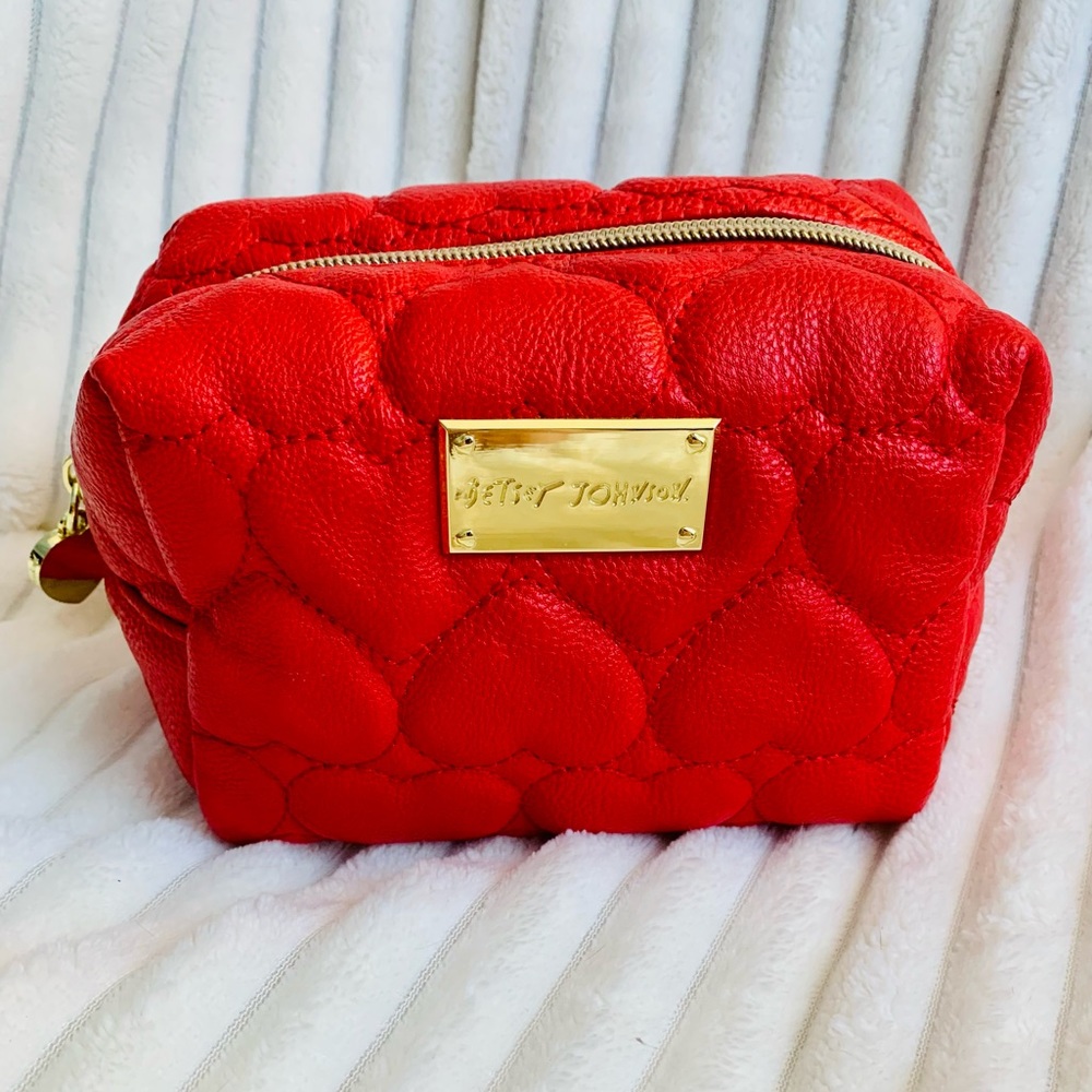 BESTY JOHNSON RED HOT HEART QUILTED TRAVEL BAG GOLD ZIPPER/ HEART CHARM LIKE NEW